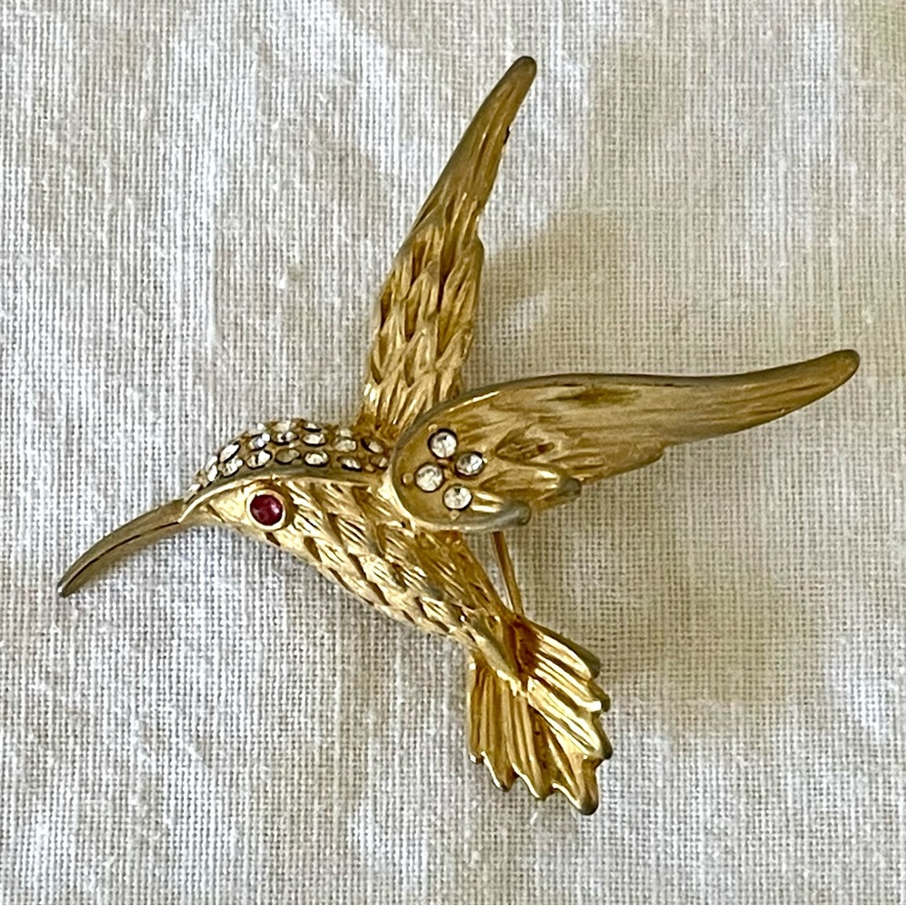 Vintage gold tone hummingbird brooch
